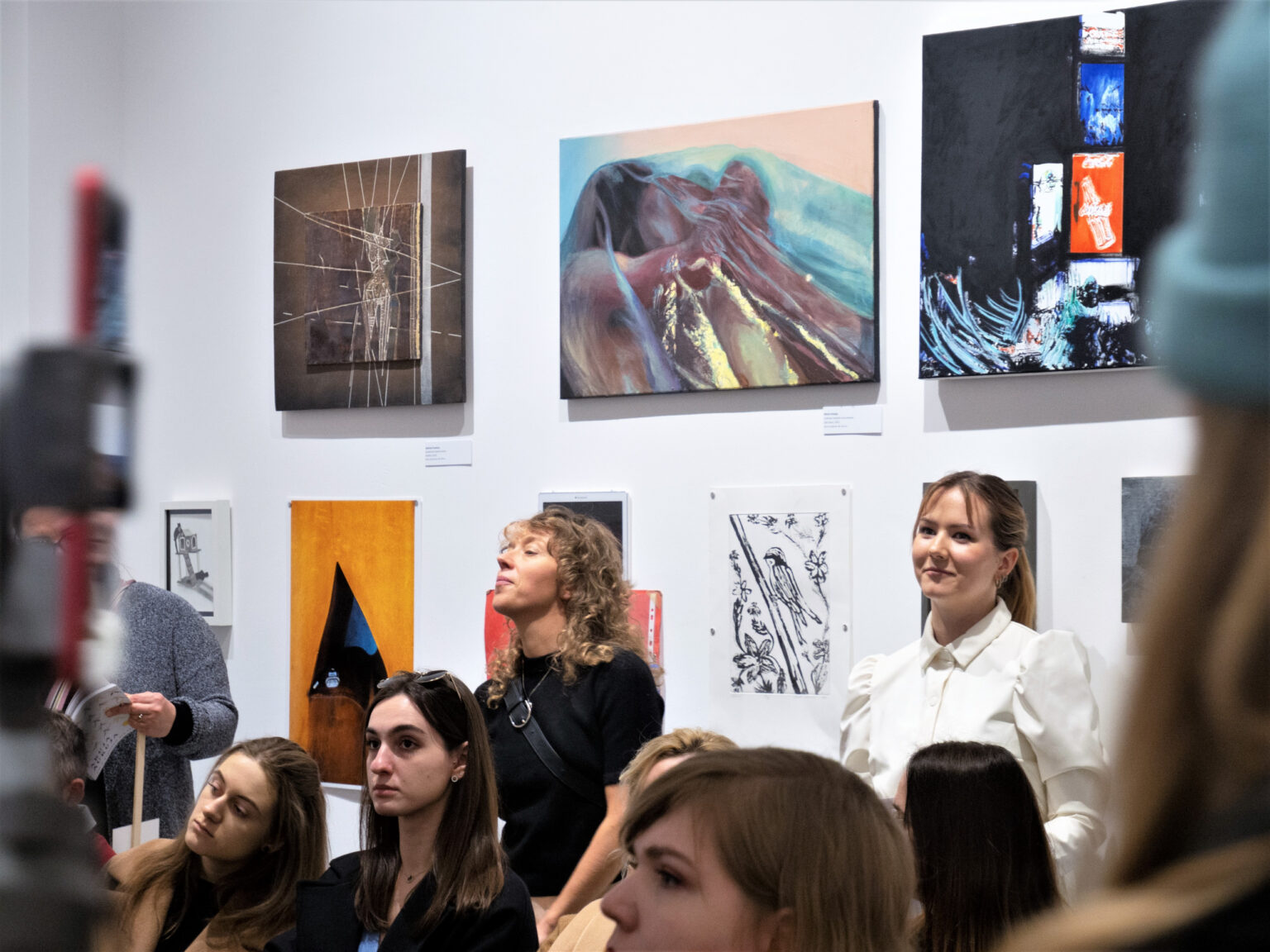 Grupa uczestników aukcji obserwuje przebieg licytacji