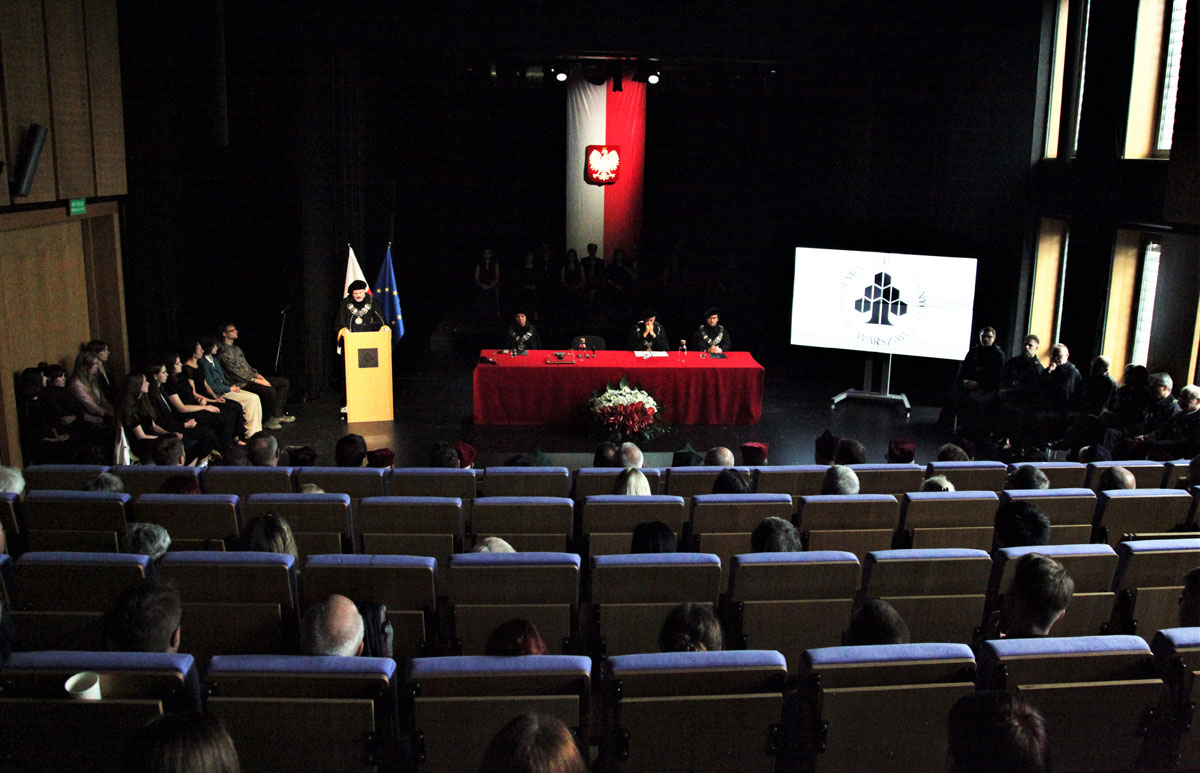 Władze uczelni na scenie auli głównej ASP