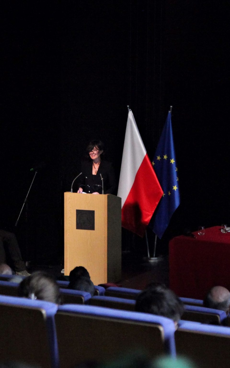 Ułożone w wachlarz trzy egzemplarze raportu rocznego Zespołu Rektorskiego