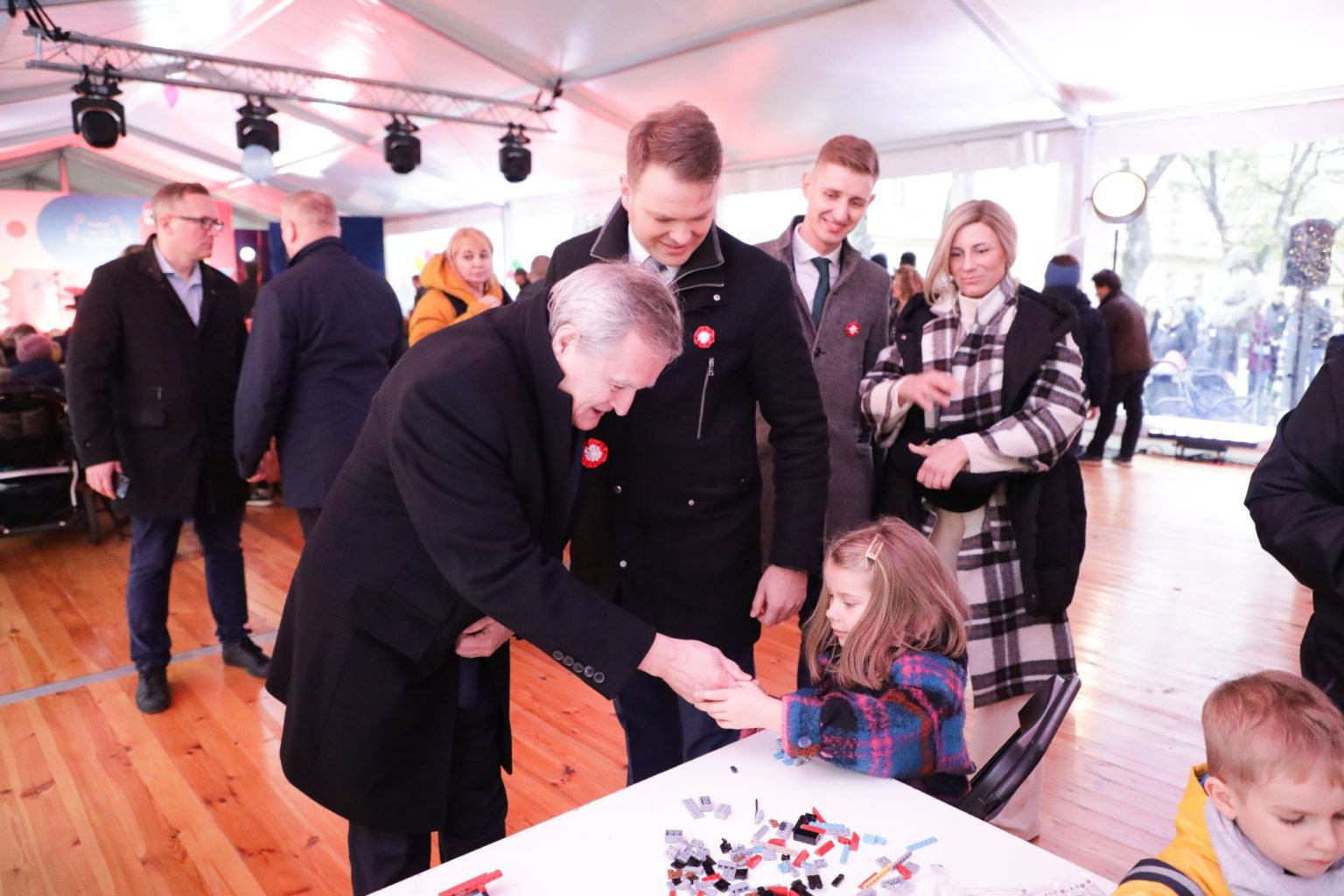 Wicepremier Gliński w strefie kreatywnej zabawy klocków