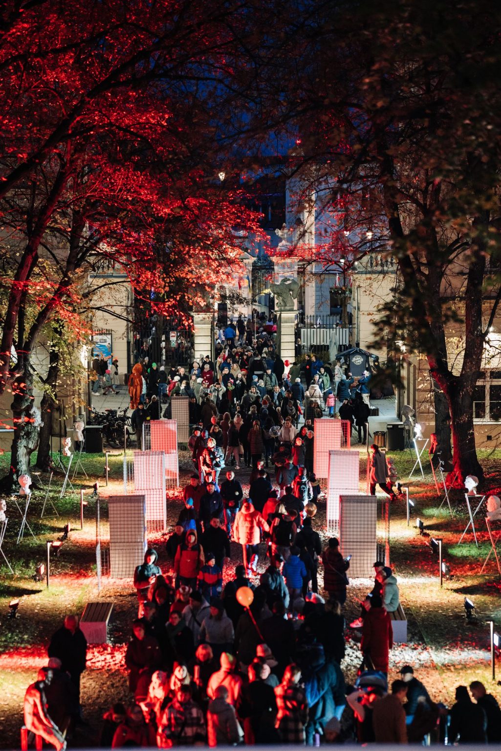 Dziedziniec Pałac Czapskich wypełniony uczestnikami wydarzenia