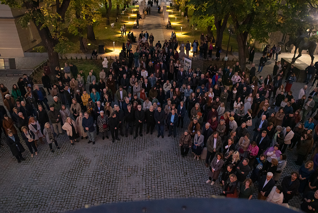 Zdjęcia zgromadzonej publiczności stojącej przed Pałacem Czapskich