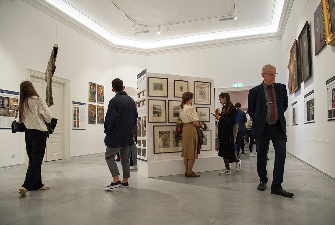 Goście wernisażu w przestrzeni wystawowej