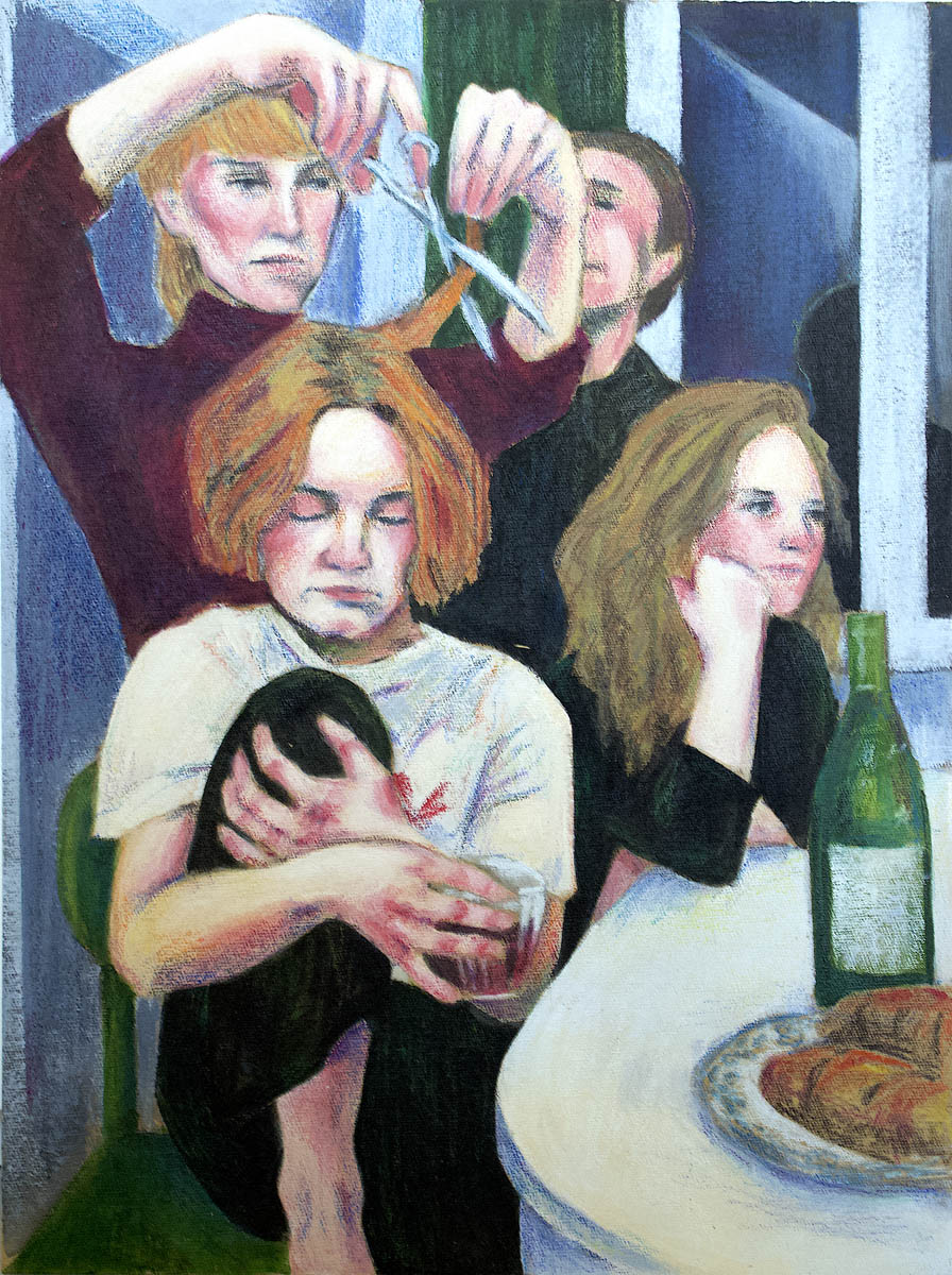 Scena rodzajowa z czterema postaciami: trzema kobietami i jednym mężczyzną przy białym stole, na którym stoją chleb i butelka wina. Na pierwszym planie kobieta w bordowym swetrze obcina nożyczkami kosmyk rudych włosów kobiecie siedzącej na zielonym krześle i trzymającej szklankę.