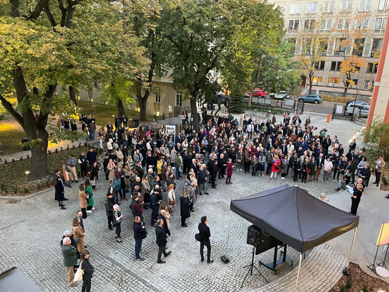 Publiczność przed Pałacem Czapskich słucha przemówienia Błażej Ostoja - Lniskiego