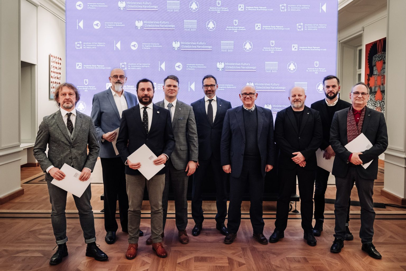 Zdjęcie grupowe rektorów uczelni artystycznych i prezesów Pałac Saski sp. z o.o