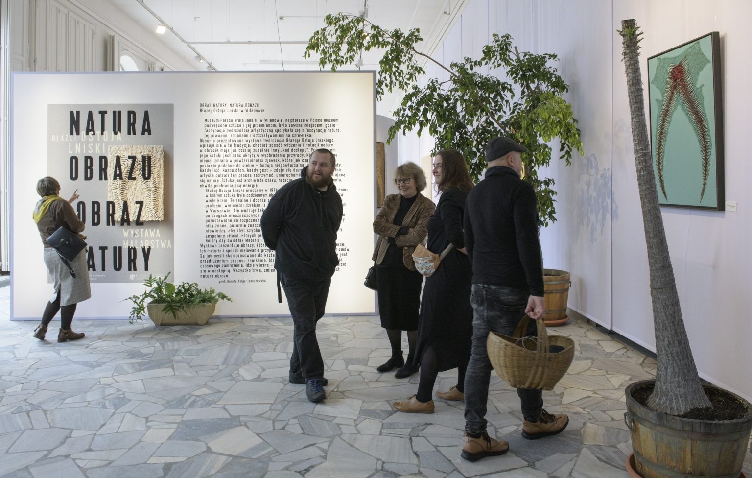 Grupa ludzi w przestrzeni ekspozycyjnej