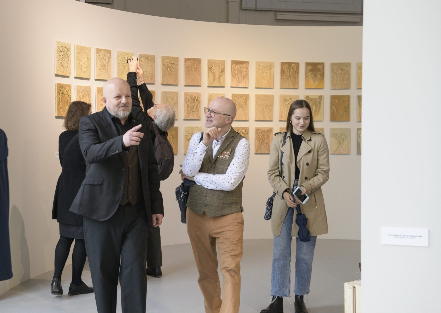 Błażej Ostoja-Lniski wraz z gośćmi wernisażu