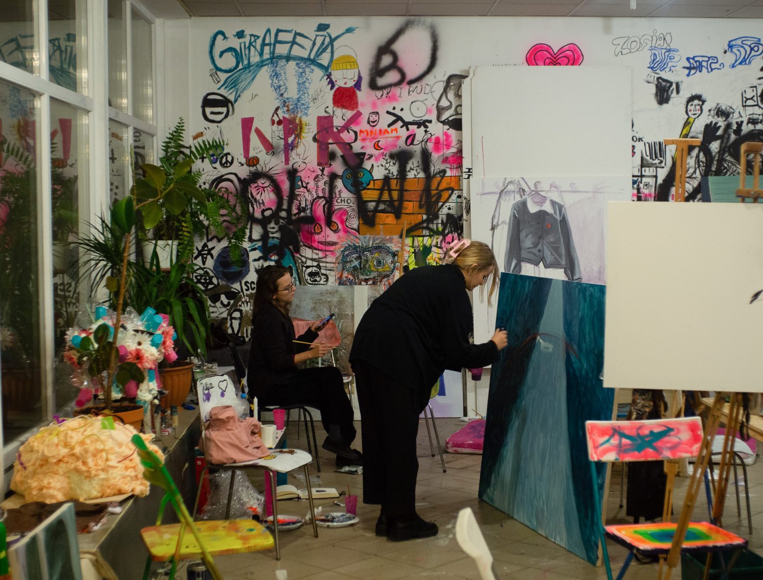 3 osoby w pracowni malarskiej pochłonięte pracą twórczą