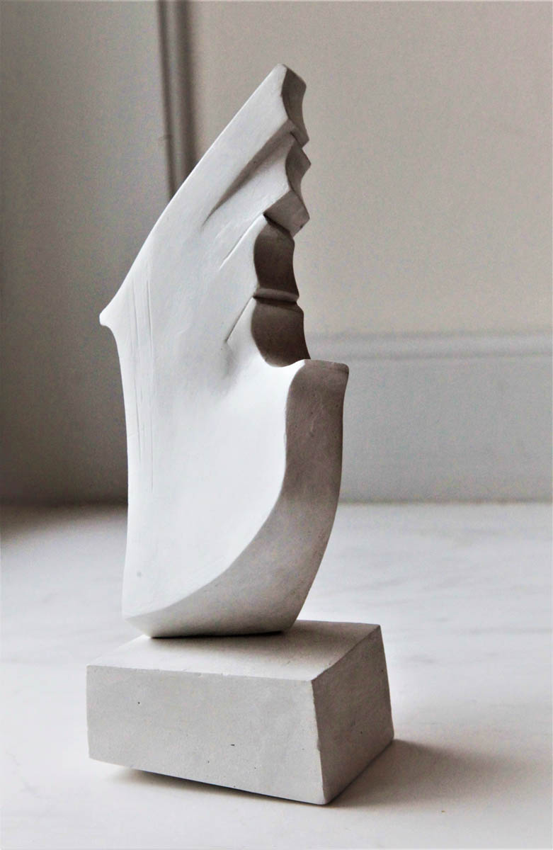 Rzeźba sztuka nowoczesna. Abstrakcyjna forma na postumencie