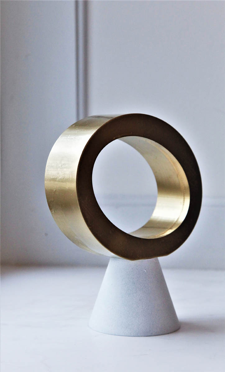 Statuetka z brązu, na postumencie owalny pierścień