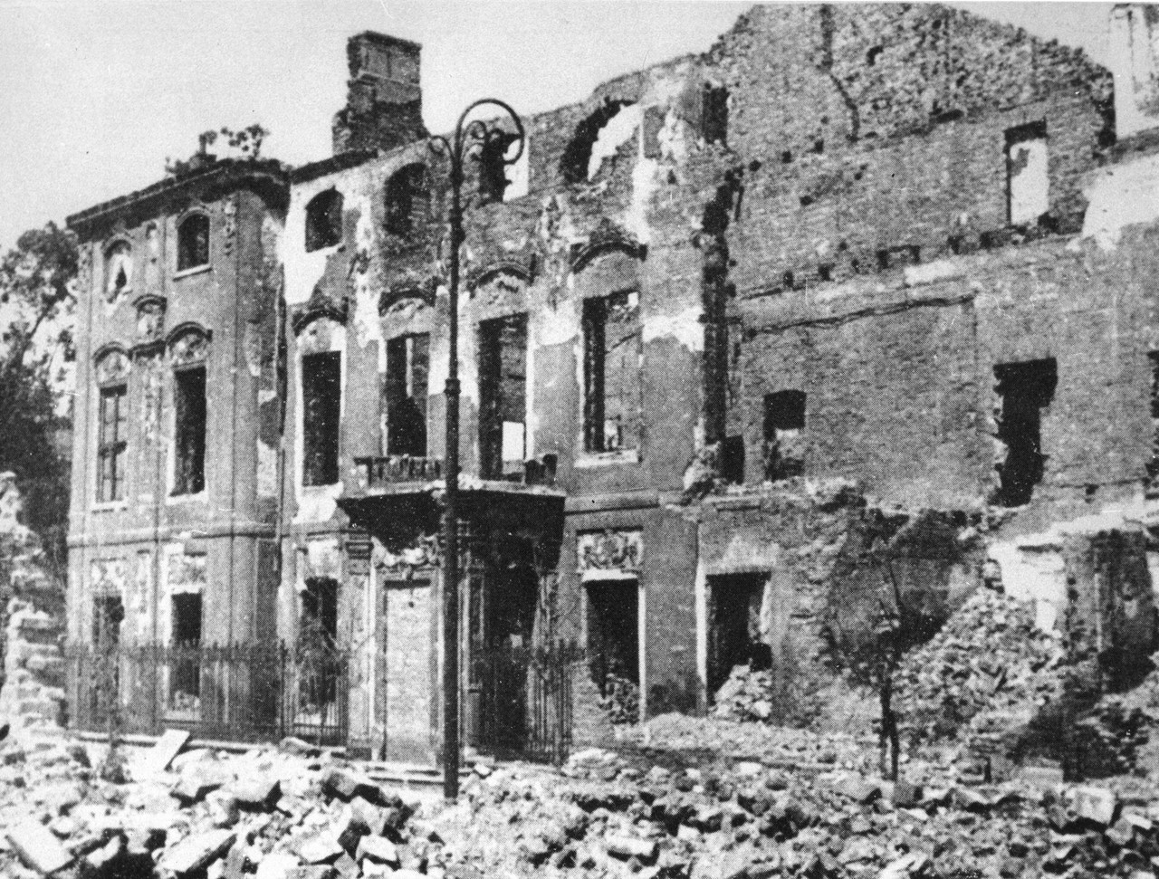 Pałac Raczyńskich – widok od strony ul. Traugutta, po prawej: ściana dawnego łącznika między pałacem a lewa oficyną, ok. 1945 r.. Fot.: Z. Kapuścik, Archiwum ASP w Warszawie