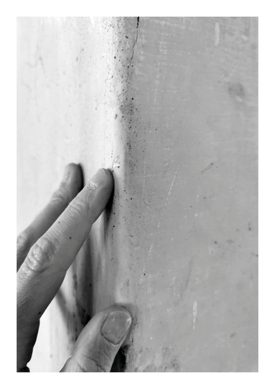 Kuratorski projekt wystawy pt. "Miejsce Troski" Agnieszki Kacprzak i Iwony Kalenik z III Pracowni Projektowania Wnętrz Wydziału Architektury Wnętrz ASP w Warszawie.