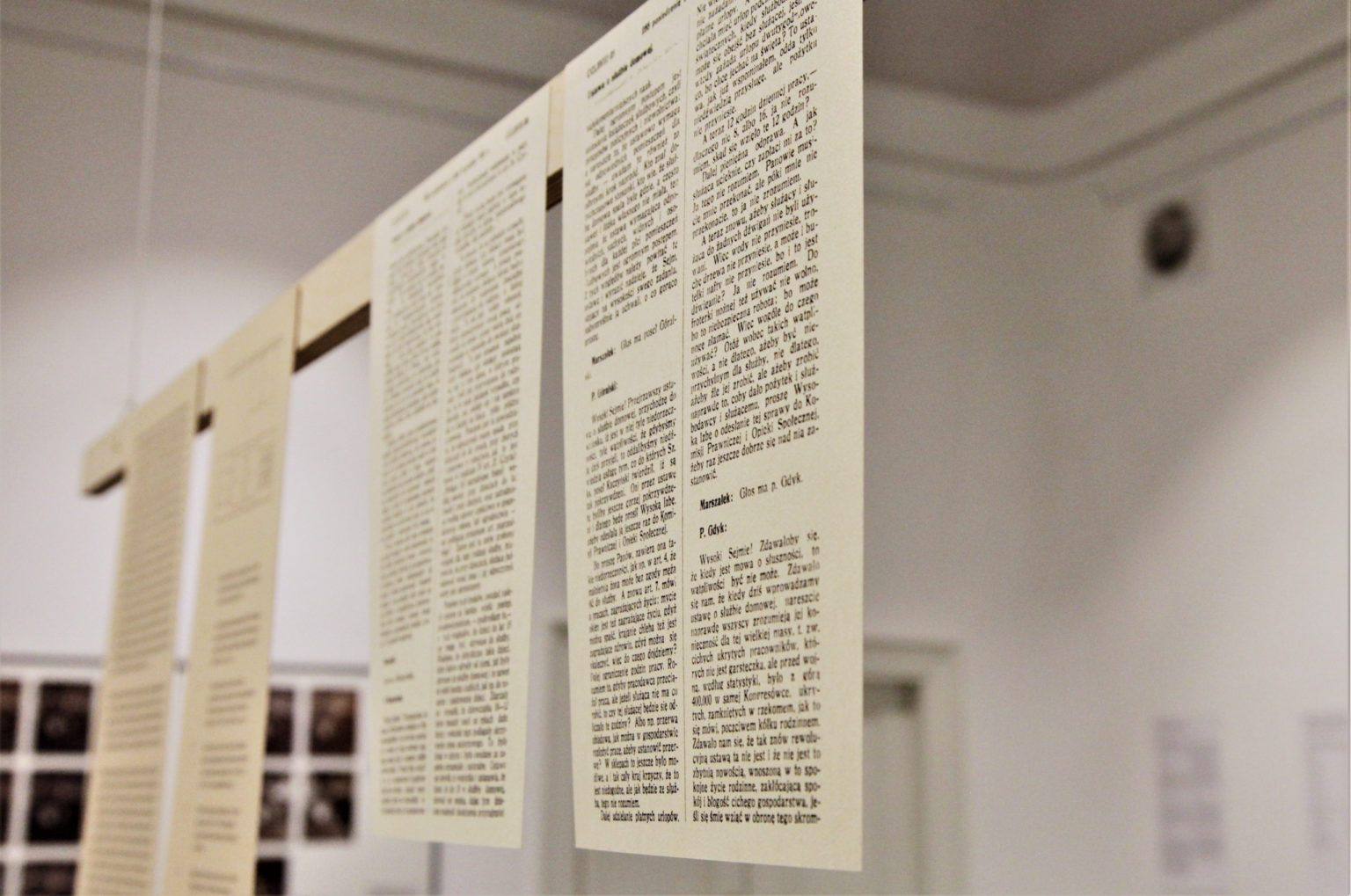 Przyczepione do deski kartki z transkrypcją obrad sejmu II RP