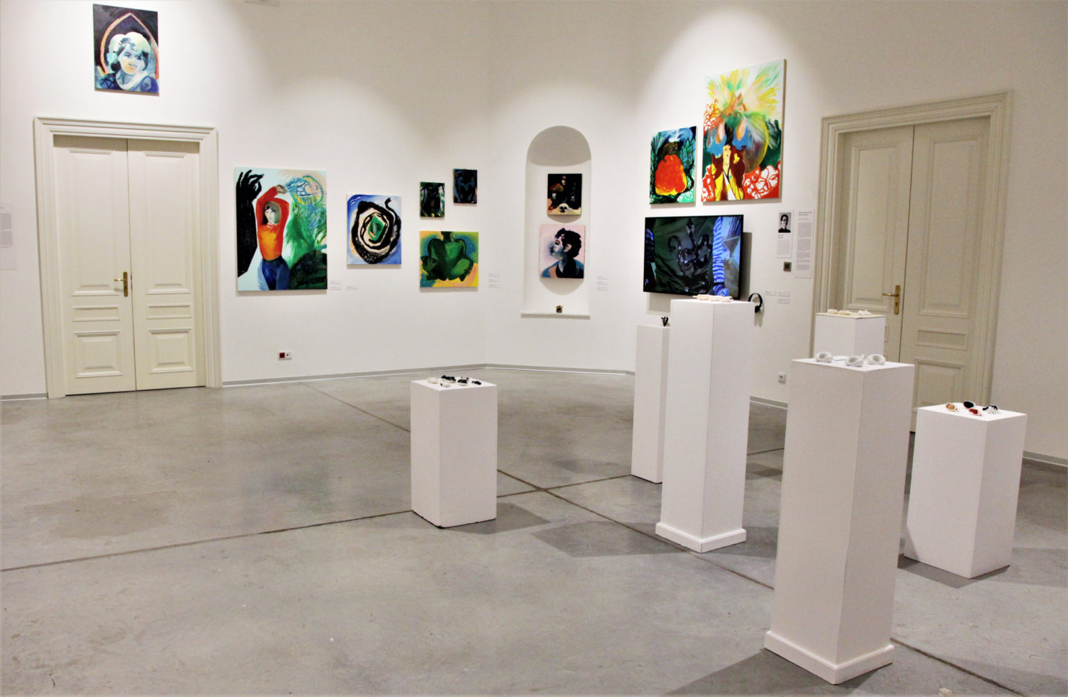 Fragment ekspozycji, na ścianie wiszą abstrakcyjne obrazy