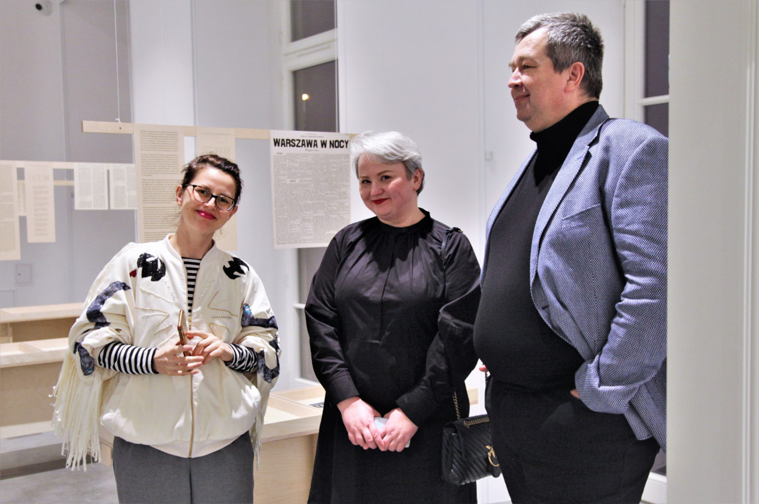 2 kobiety i mężczyzna pozują do zdjęcia