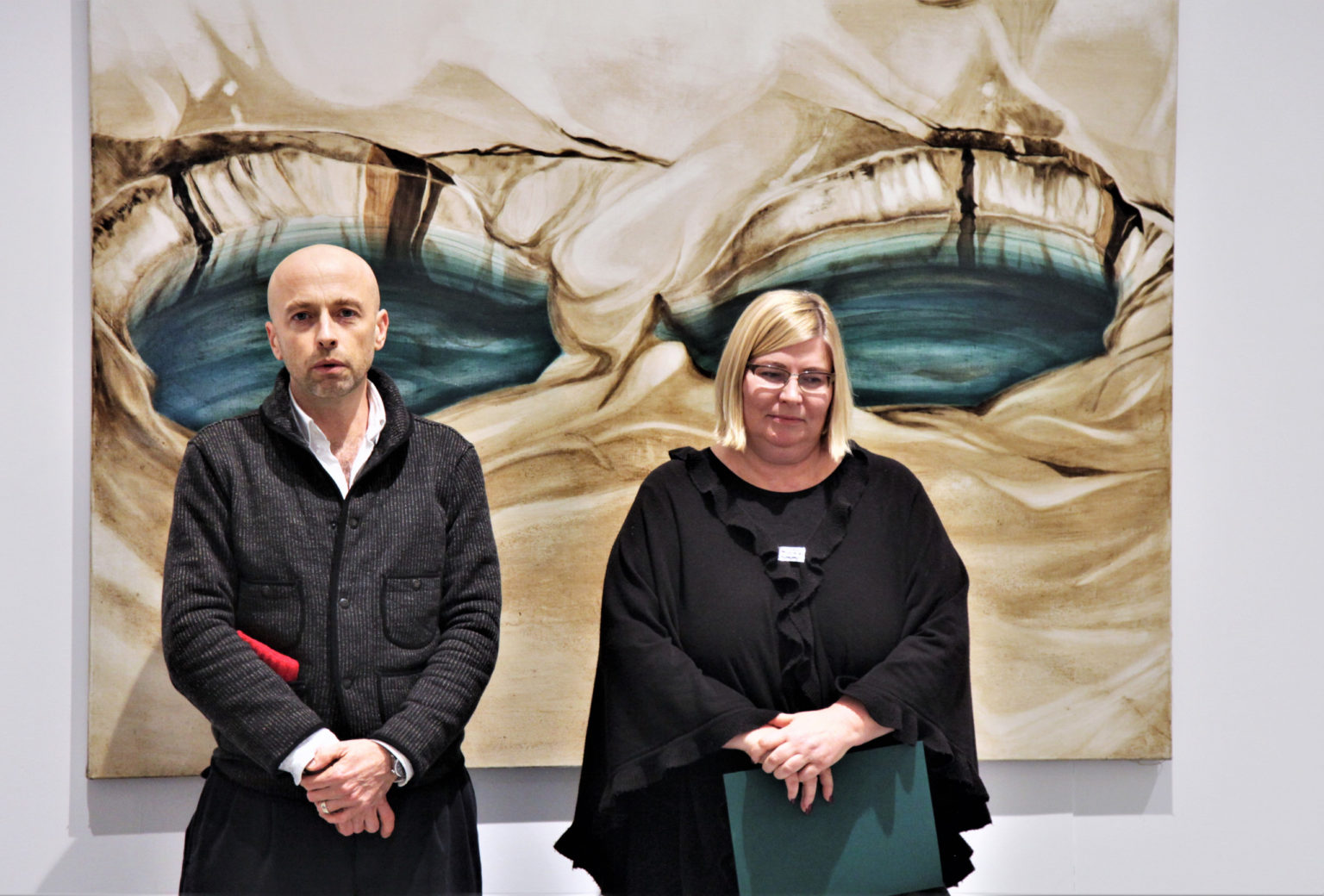 Prof. Prot Jarnuszkiewicz oraz dr hab. Anna Dorota Potocka. prof. uczelni na wernisażu wystawy