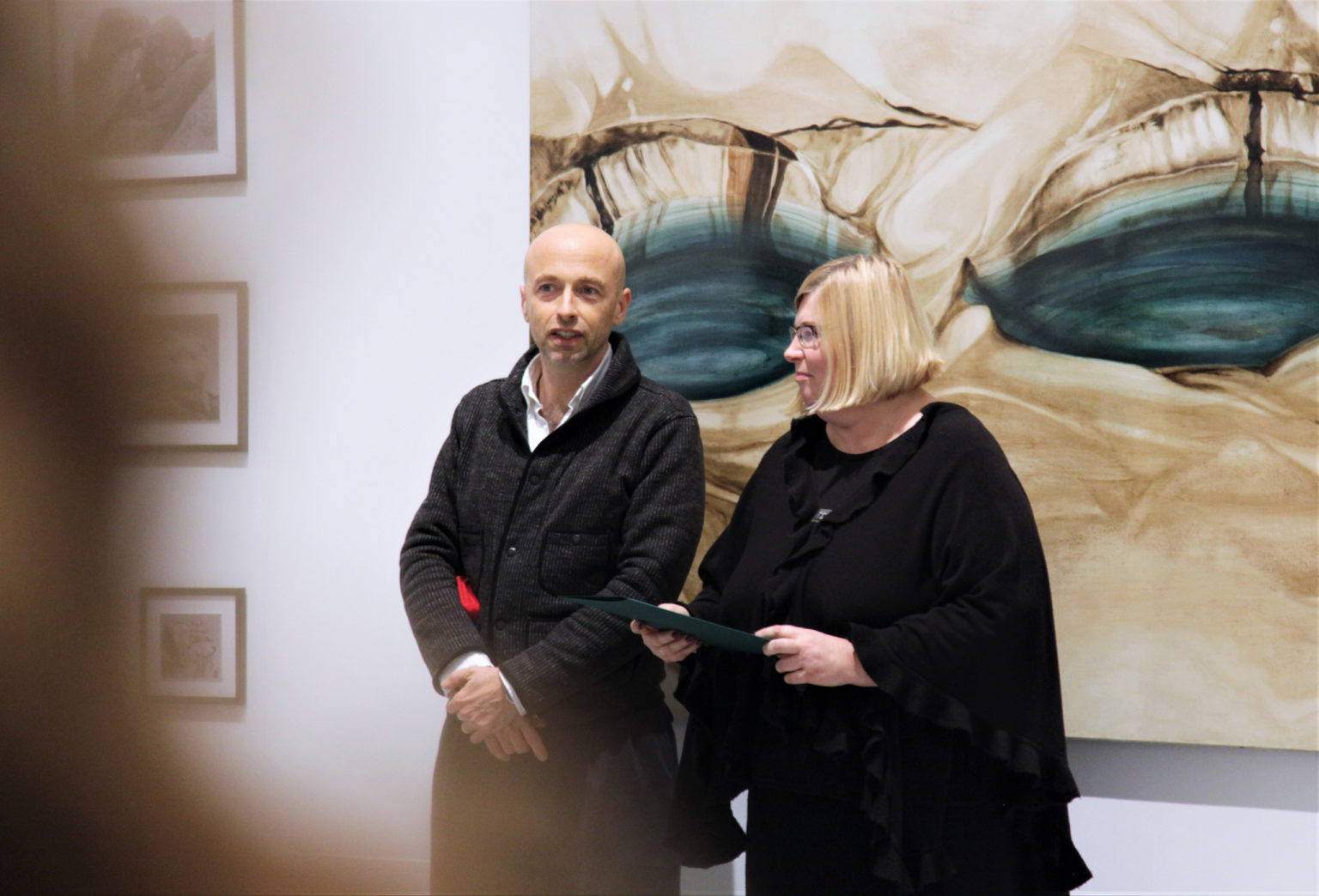 Prof. Prot Jarnuszkiewicz oraz dr hab. Anna Dorota Potocka. prof. uczelni na wernisażu wystawy