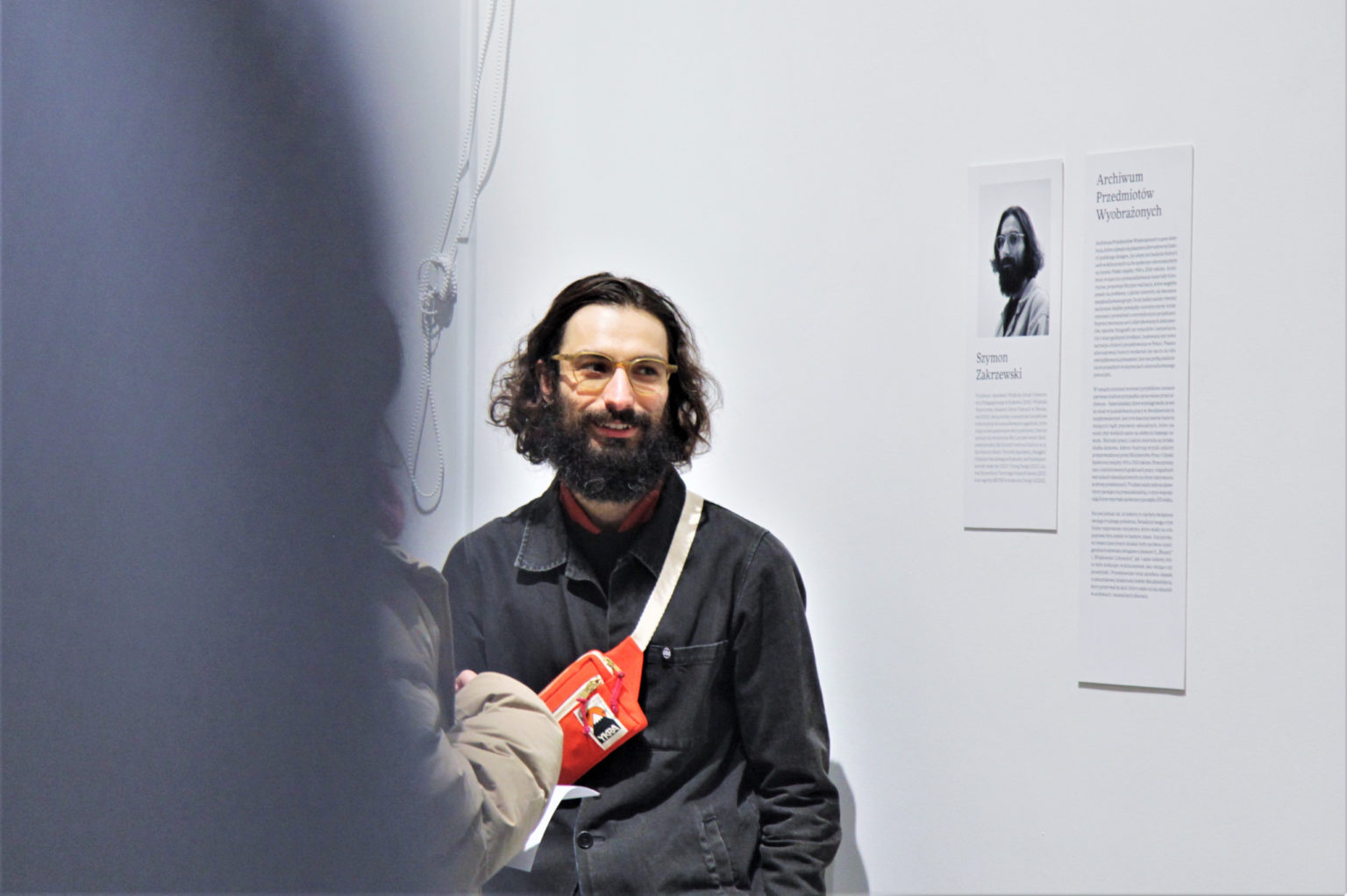 Szymon Zakrzewski na wernisażu