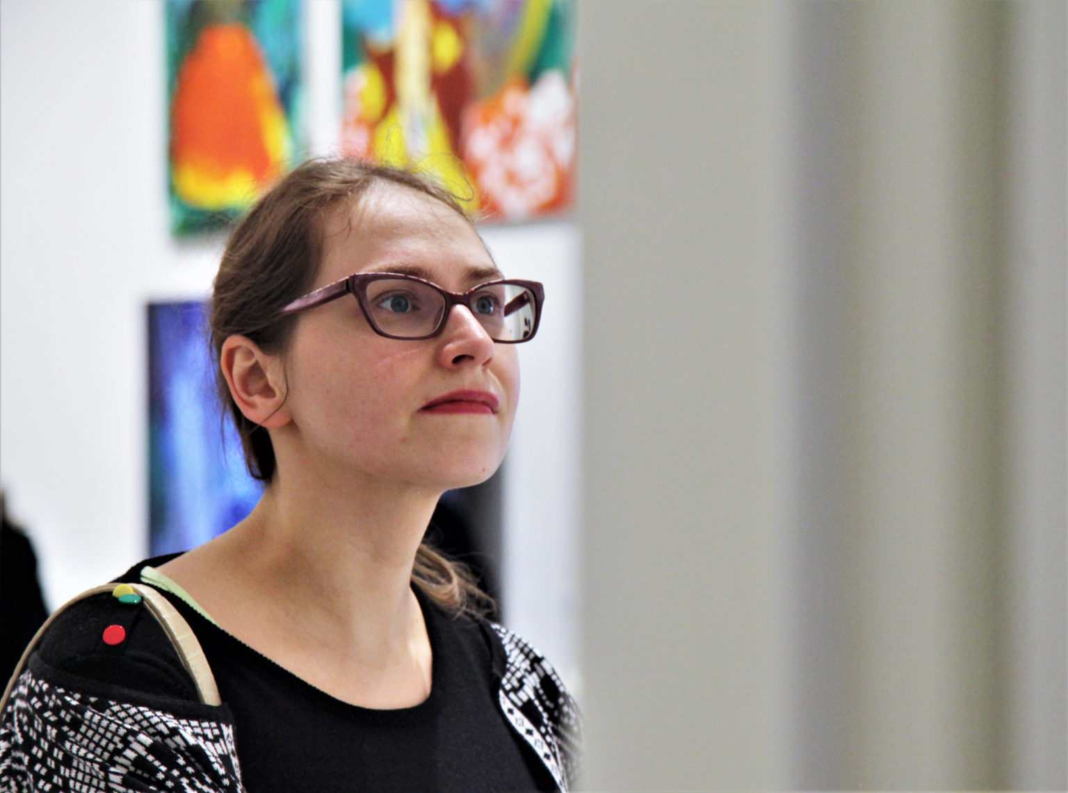 Młoda kobieta na wernisażu