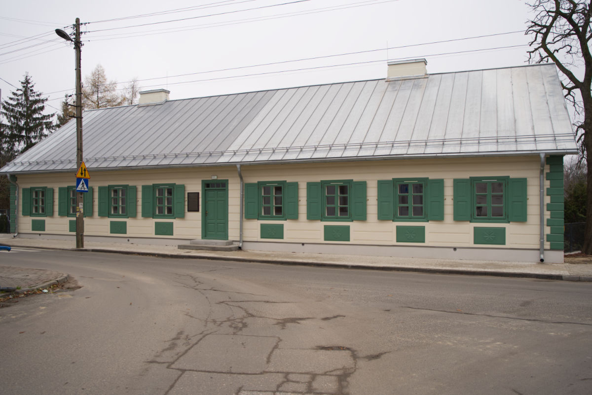 Odremontowany zabytkowy dworek przy ul. Floriana w Skierniewicach, w którym Gładkowska spędziła ostatnie lata życia (1879-1889).