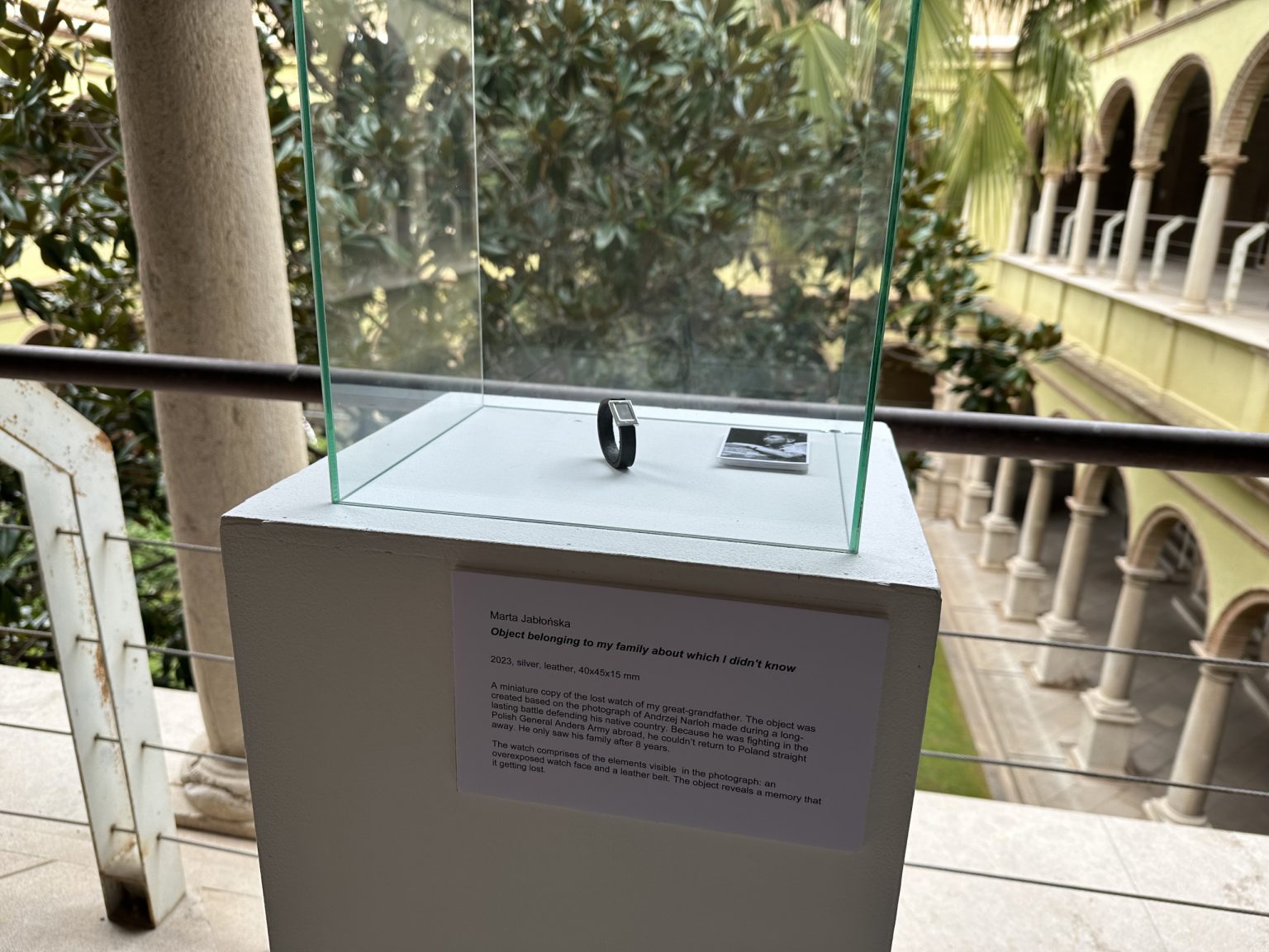 Gablota z prezentowanym wewnątrz zegarkiem