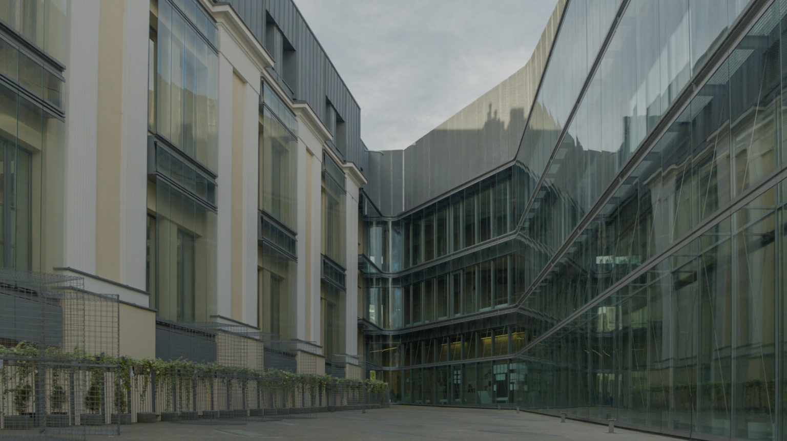 Widok na dziedziniec budynku na Wybrzeżu Kościuszkowski