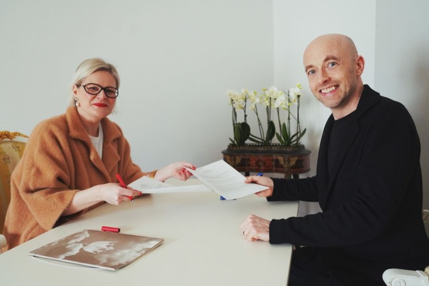 Marianna Otmianowska, p.o. Dyrektor Muzeum Łazienki Królewskie oraz prof. Prot Jarnuszkiewicz, Prorektor ds. współpracy zewnętrznej i promocji podpisują porozumienie o współpracy pomiędzy instytucjami; marzec 2023, Łazienki Królewskie.