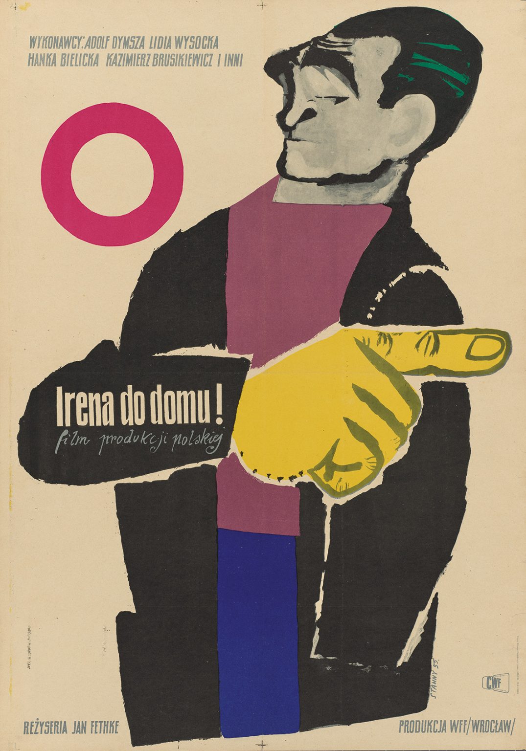 Mężczyzna z palcem prawej ręki wskazującymi za siebie, na przedramieniu napis "Irena do domu"