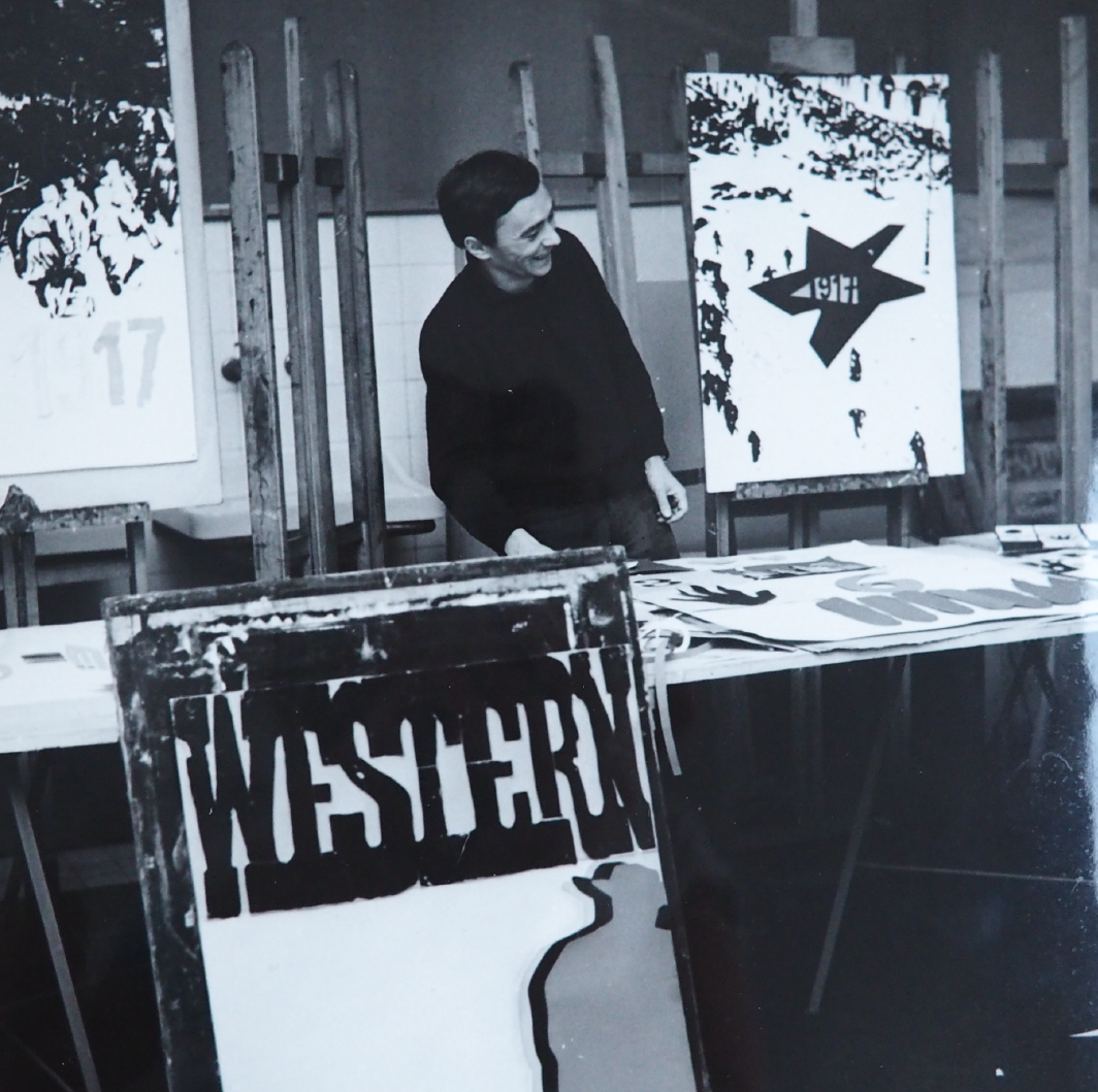 Mężczyzna w pracowni malarskiej