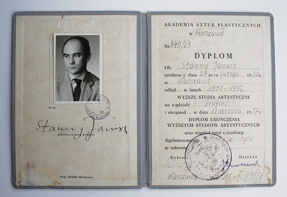 Fotografia otwartego dyplomu. Po lewej stronie zdjęcie studenta po prawej jego dane