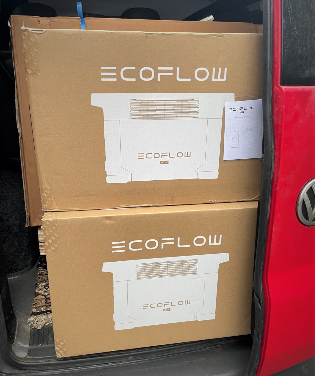 Zapakowane do samochodu nowe urządzenia w kartonowych pudłach