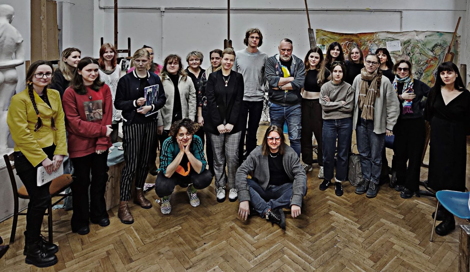 Zdjęcie zbiorowe uczestników spotkania z Leszkiem Możdżerem.