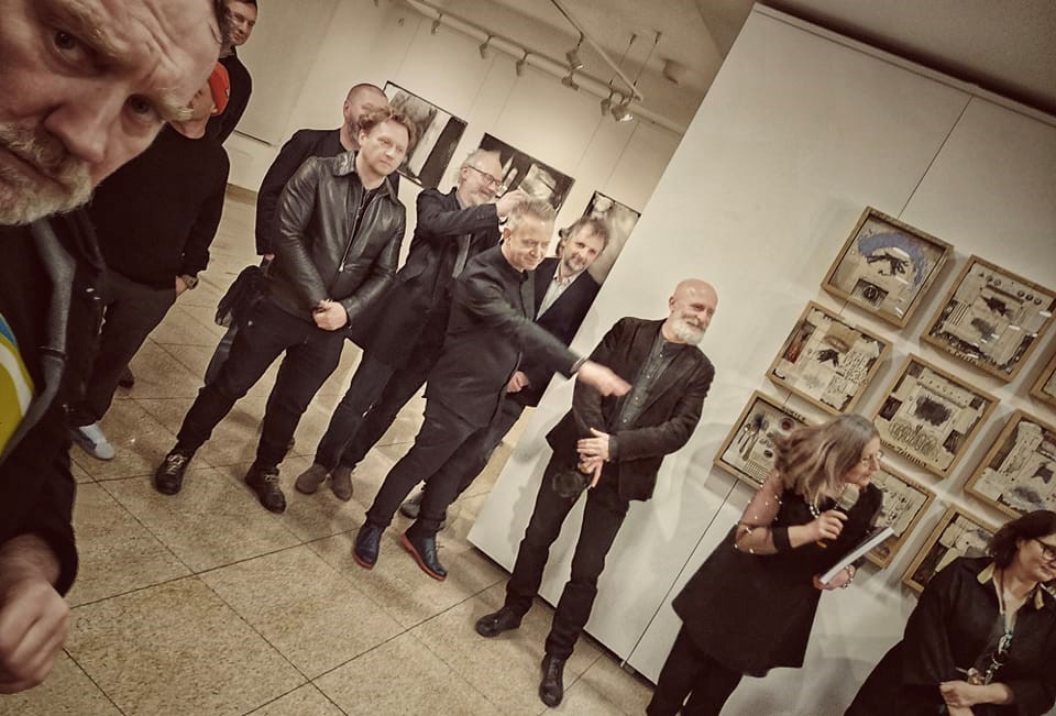 Goście wernisażu na sali wystawowej