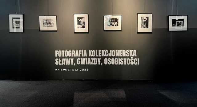 Na czarnej ścianie zawieszonych 6 czarno-białych zdjęć. Pod spodem napis "Fotografia kolekcjonerska. Klasyka i awangarda artystyczna" w DESA Unicum.