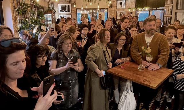 Goście wernisażu w przestrzeni wystawowej.