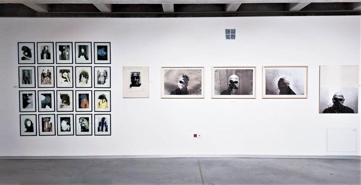 Zawieszone na ścianie czarno-białe zdjęcia.