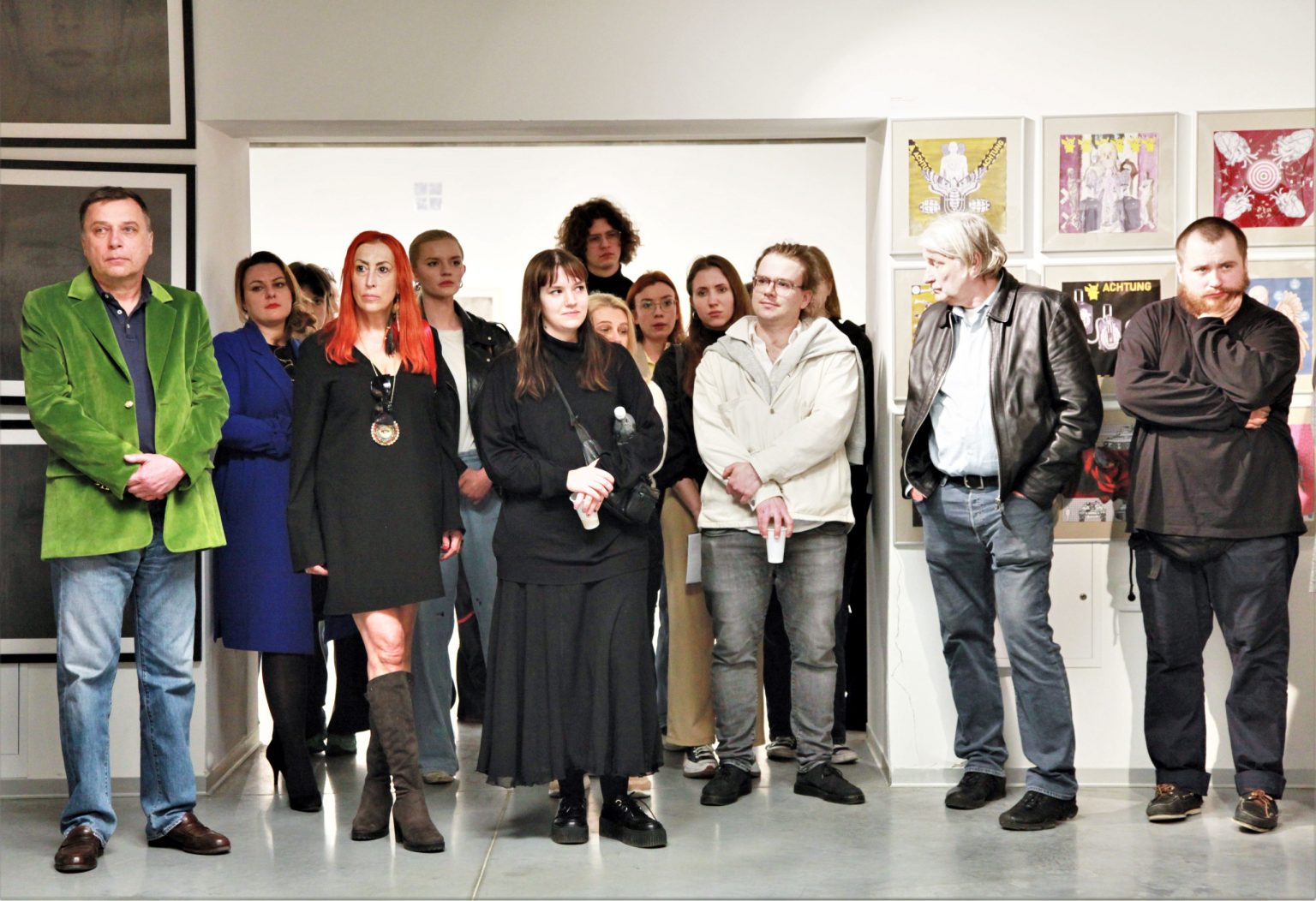 Goście wernisażu w przestrzeni wystawowej