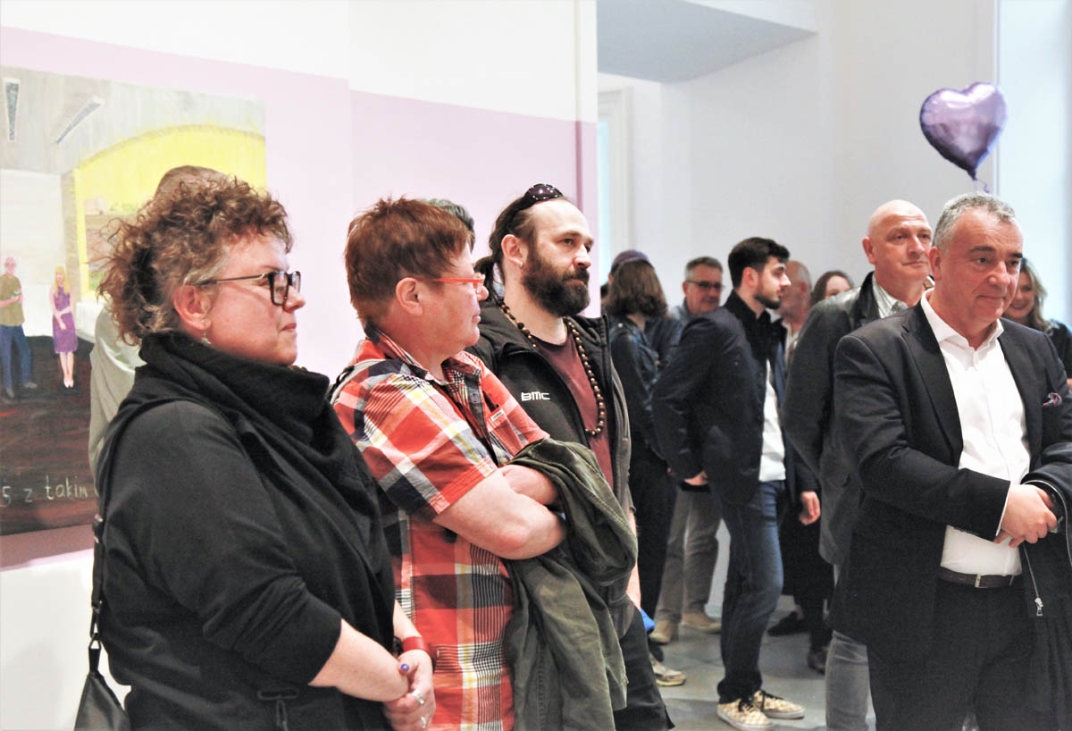 W przestrzeni wystawowej stoją goście wernisażu.