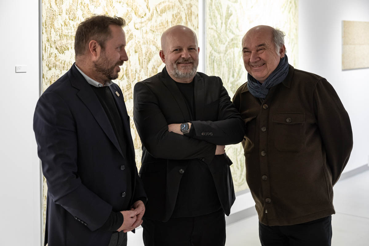 Błażej Ostoja Lniski w rozmowie z uczestnikami wernisażu.