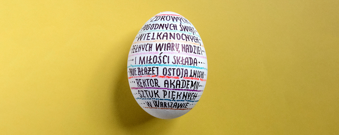 Jajko z wypisanymi na nim starannym pismem życzeniami Rektora ASP