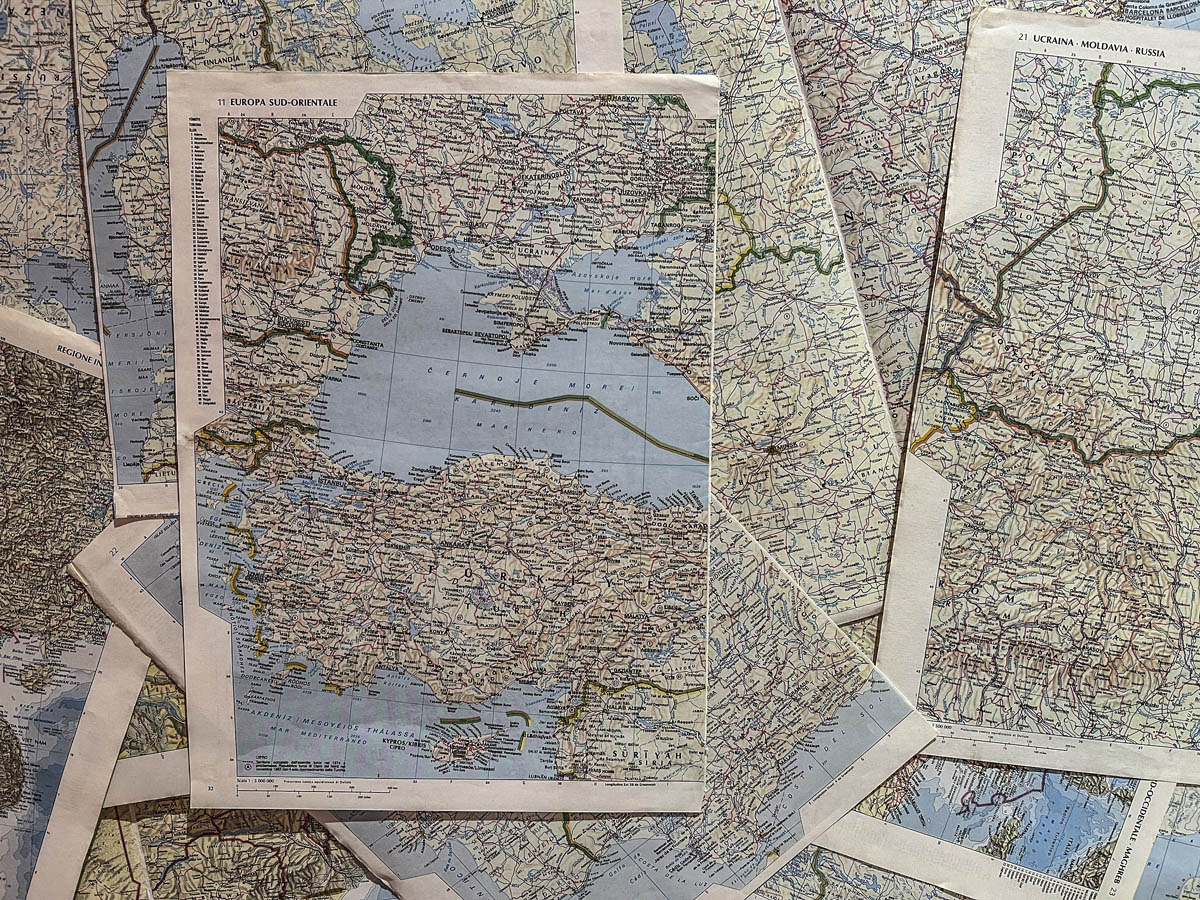 Rozrzucone karty z mapami