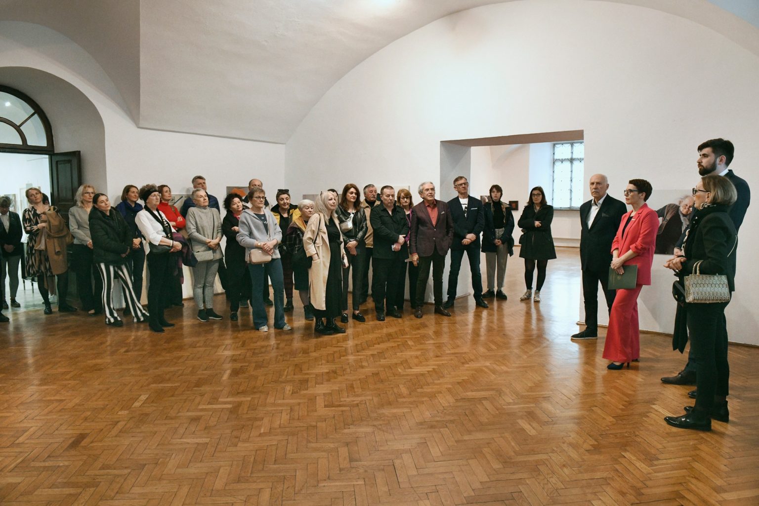 Goście wernisażu w przestrzeni wystawowej