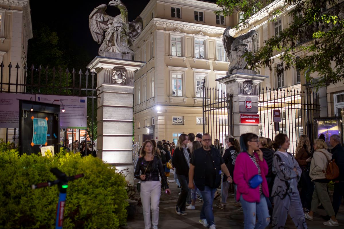 Tłum ludzi na dziedzińcu Pałacu Czapskich widziany przez bramę główną ASP od strony ul. Krakowskie Przedmieście