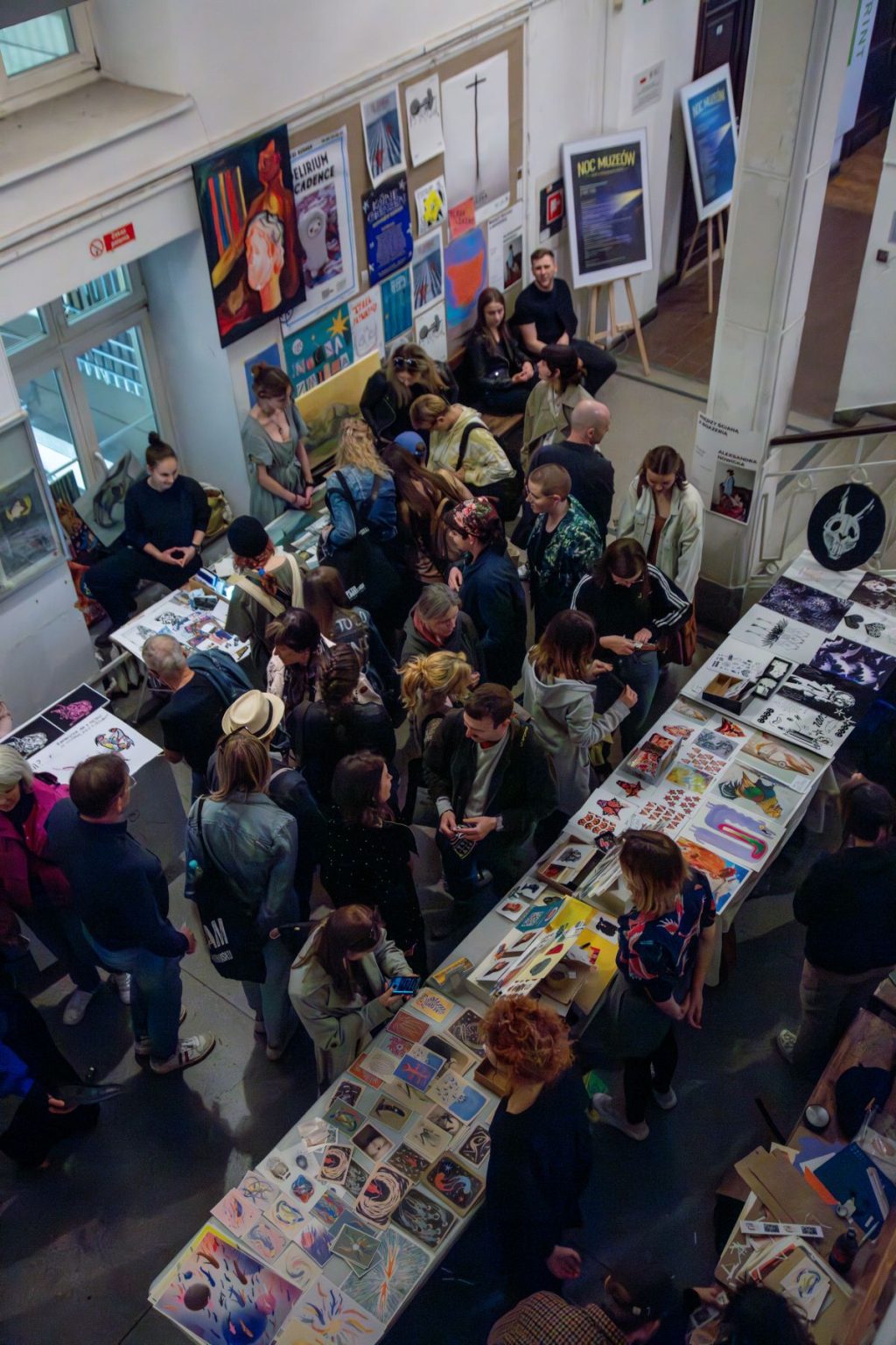 Duża grupa ludzi pomiędzy stoiskami na Wydziale Grafiki
