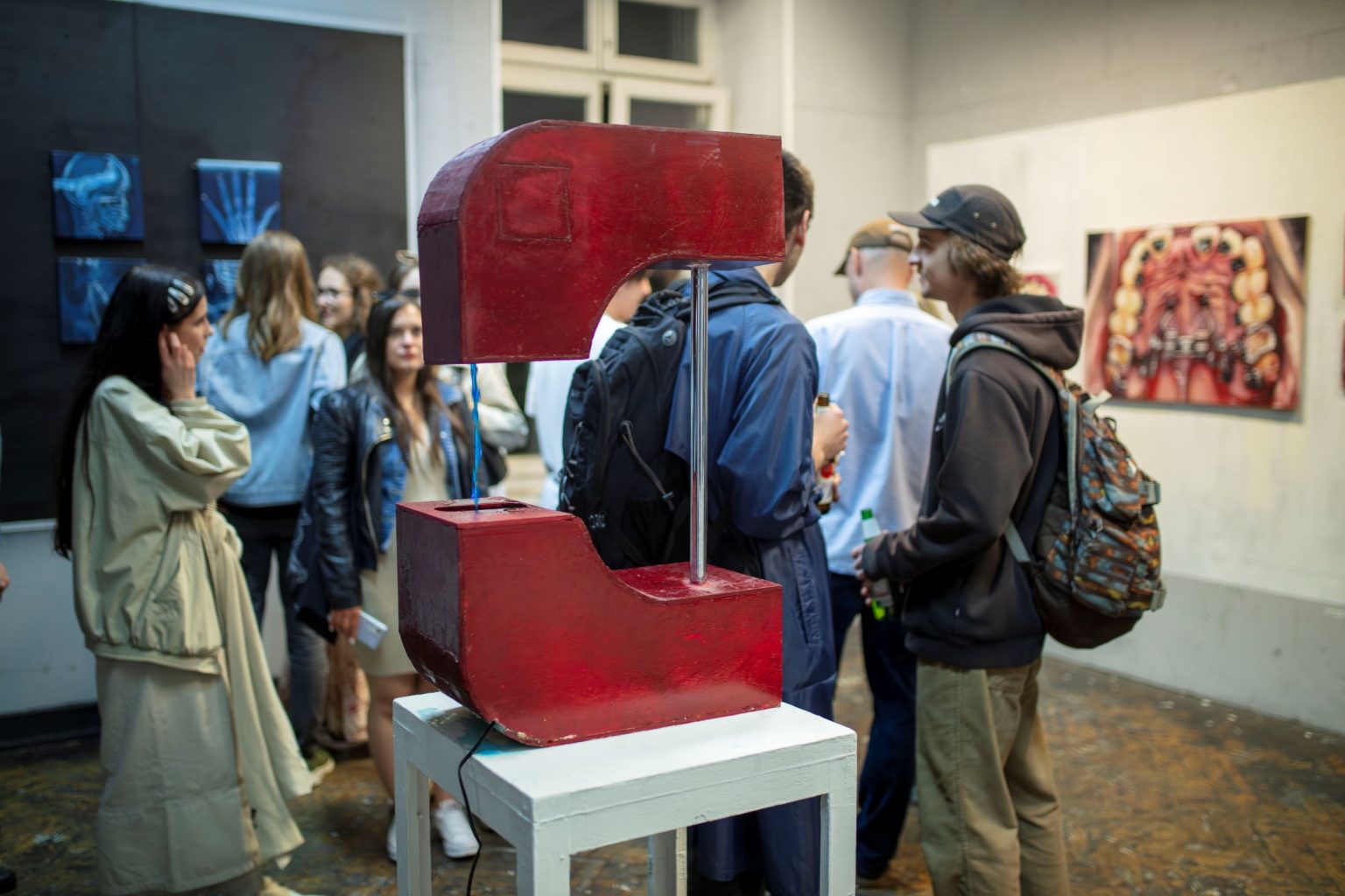 Ludzie w przestrzeni wystawowej