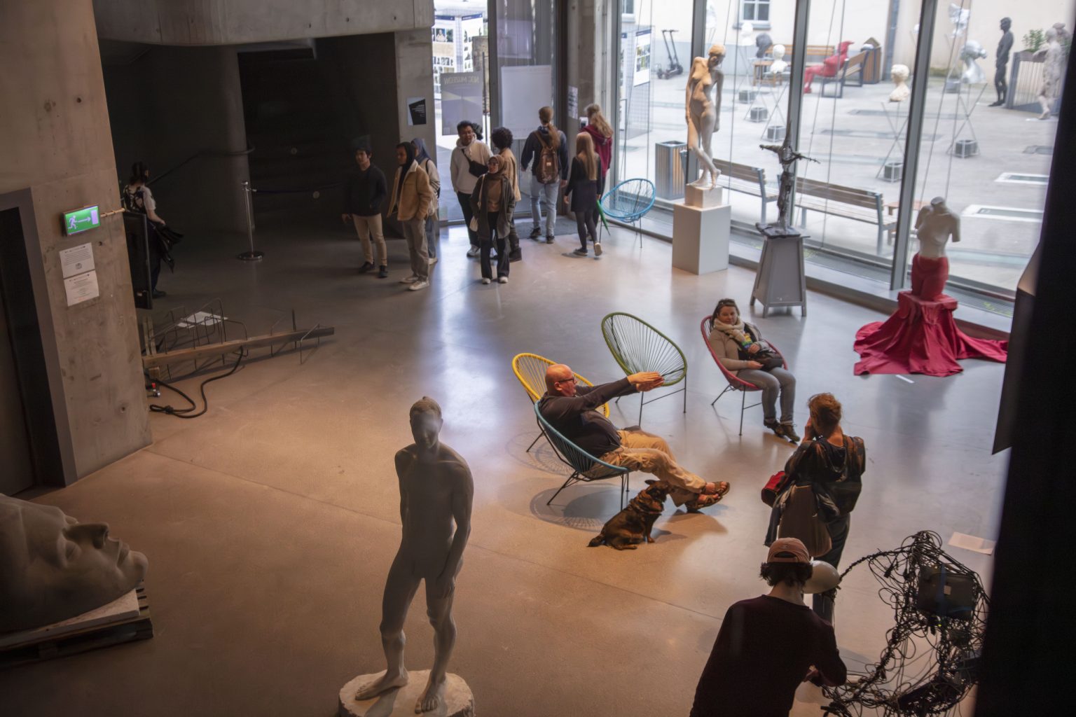 Ludzie w przestrzeni wystawowej