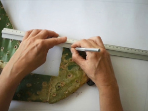 Zbliżenie na ręce trzymające linijkę i ołówek