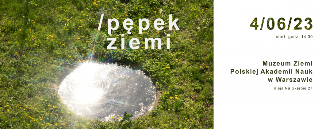 Zaproszenie na wystawę. Napis Pępek ziemi, w tle dwa nałożone zbliżenia trawnika. Ma jednym z nich oczko wodne z odbijającymi się od powierzchni promieniami słońca