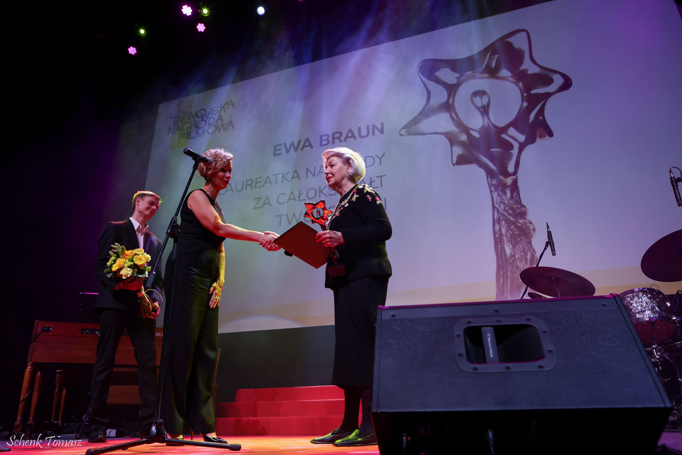 Prof. Ewa Braun odbiera Tarnowską Nagrodę Filmową za całokształt twórczości i wkład  w rozwój polskiej kinematografii, 3 czerwca 2023, Gala Wręczenia Nagród 37. TNF.  Fot. Tomasz Schenk